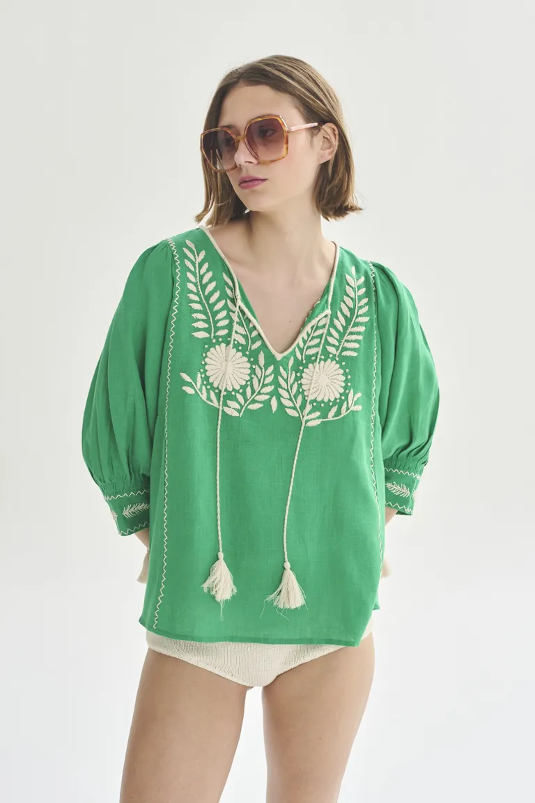 Blusa bordada en verde con mangas abullonadas para mujer de Akiabara en Blusas para argentina