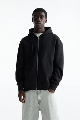 Sudadera capucha básica cremallera de Pull&Bear en Buzos y Sweaters para argentina