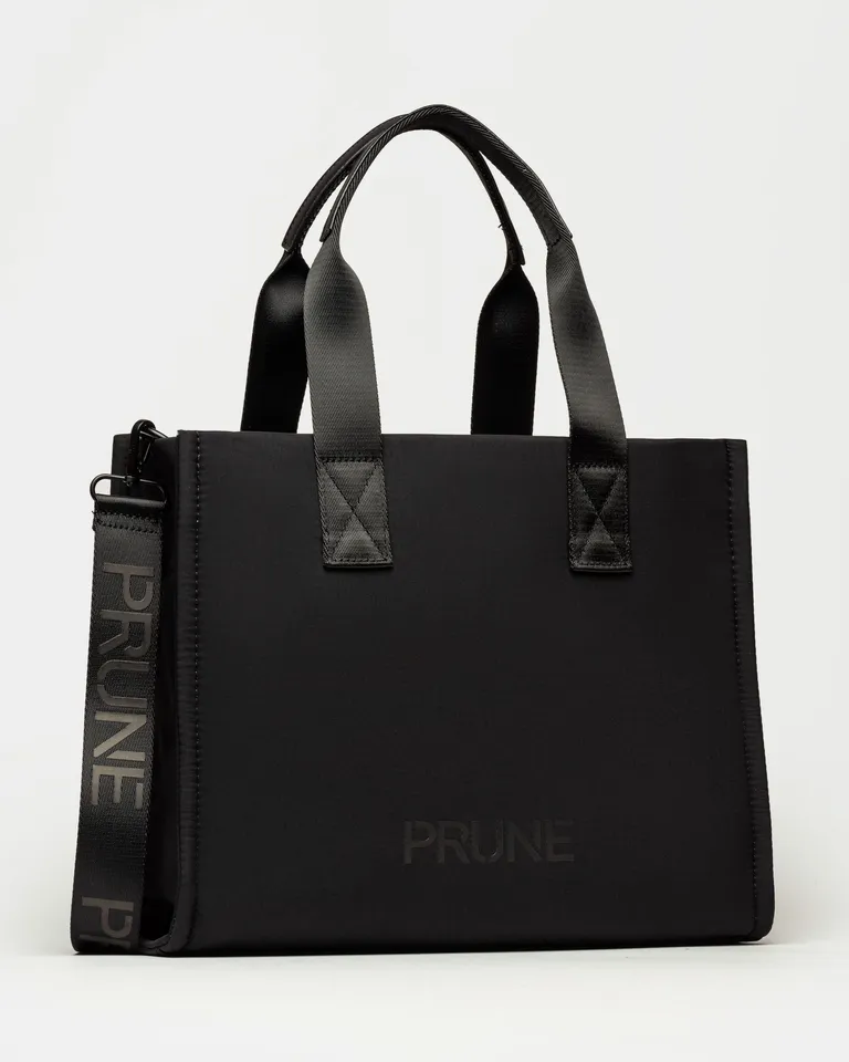 Cartera tipo tote con manijas cortas y correa larga regulable con detalle de logo de Prüne en Bolsos y Carteras para argentina