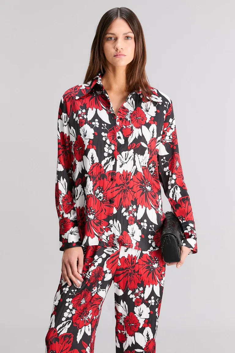 Camisa femenina con estampado floral en diseño exclusivo y ajuste regular de Kosiuko en Camisas para argentina