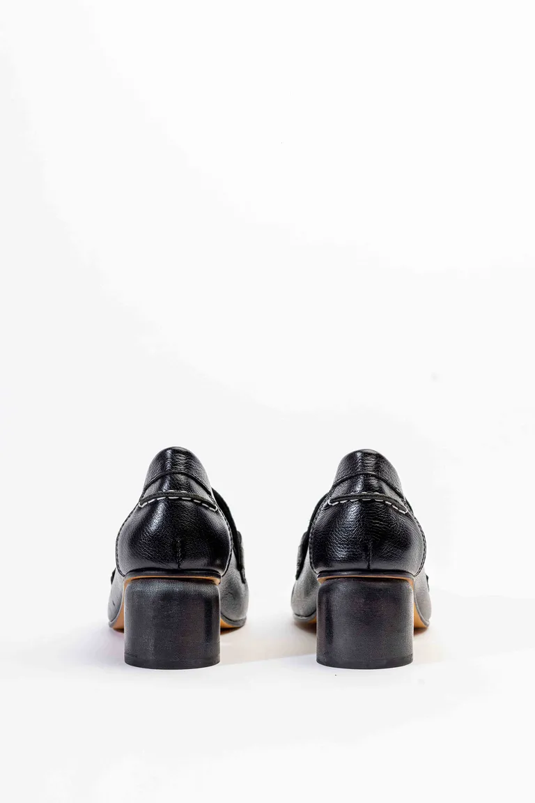 Mocasín de taco medio con herraje metálico en cuero negro de Mishka en Mocasines para argentina