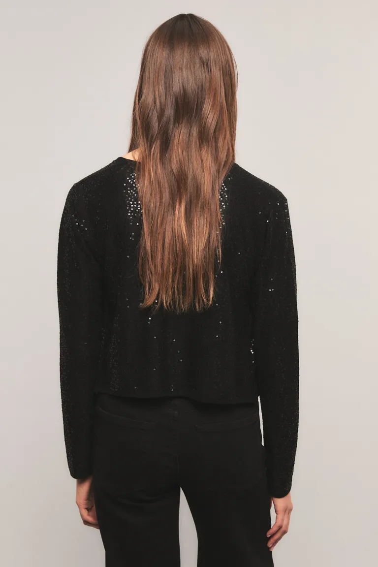 Cardigan de mujer con mangas largas y detalle de lentejuelas bordadas sobre toda la estructura de Kosiuko en Buzos y Sweaters para argentina