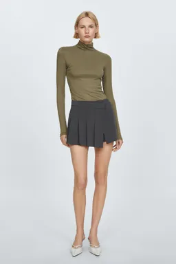 Remera modal cuello alto de Mango en Remeras para argentina