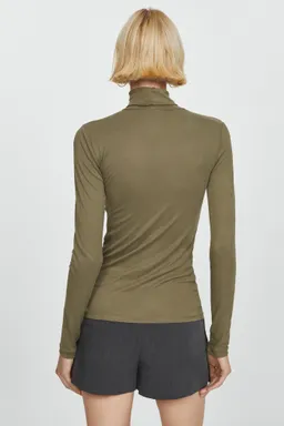 Remera modal cuello alto de Mango en Remeras para argentina
