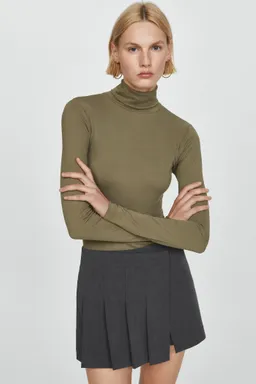 Remera modal cuello alto de Mango en Remeras para argentina