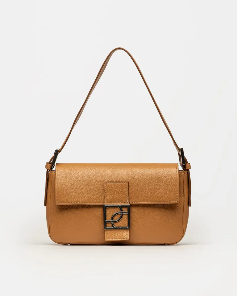 Cartera al hombro de cuero graneado con herraje metálico en la solapa frontal de Prüne en Bolsos y Carteras para argentina