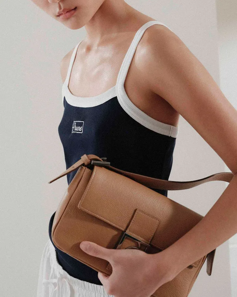 Cartera al hombro de cuero graneado con herraje metálico en la solapa frontal de Prüne en Bolsos y Carteras para argentina