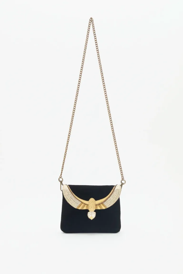Cartera de cuero negro con bordado artesanal en la solapa y cadena dorada de Rapsodia en Bolsos y Carteras para argentina