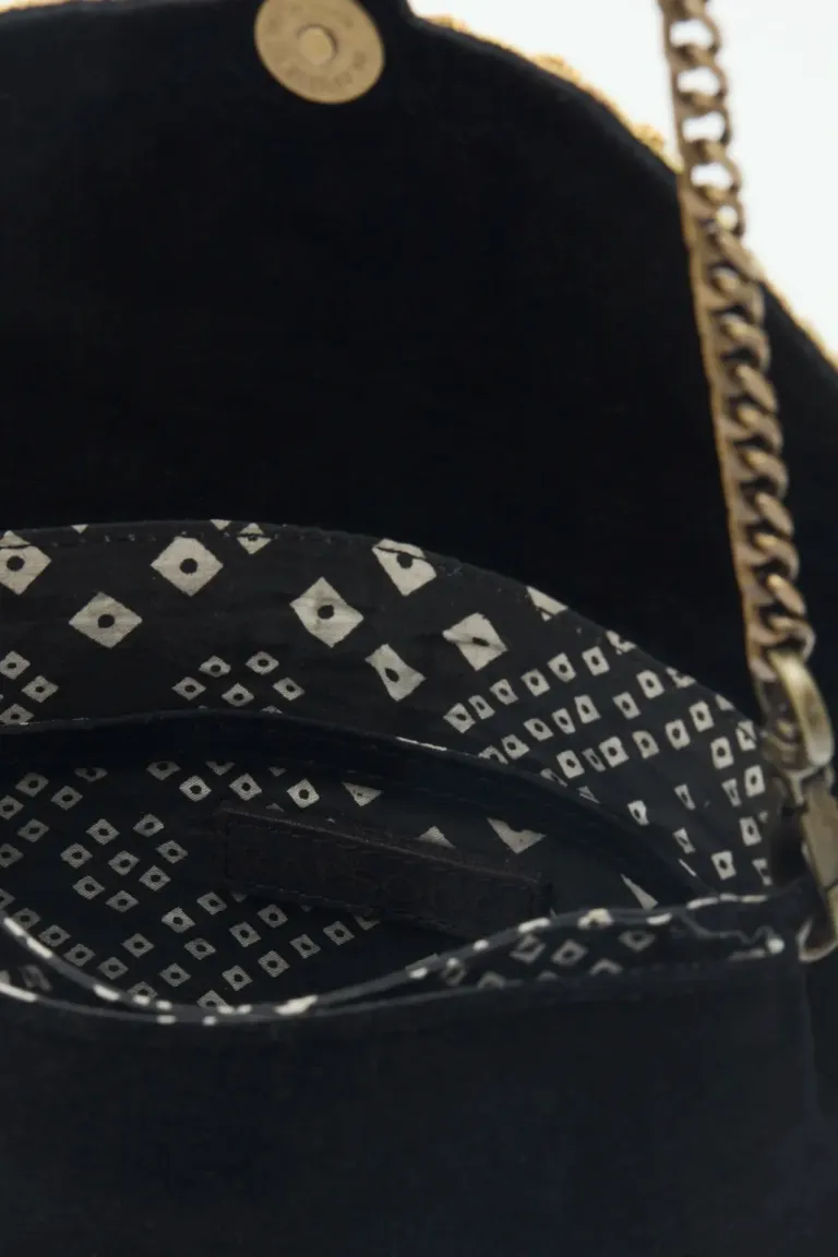 Cartera de cuero negro con bordado artesanal en la solapa y cadena dorada de Rapsodia en Bolsos y Carteras para argentina