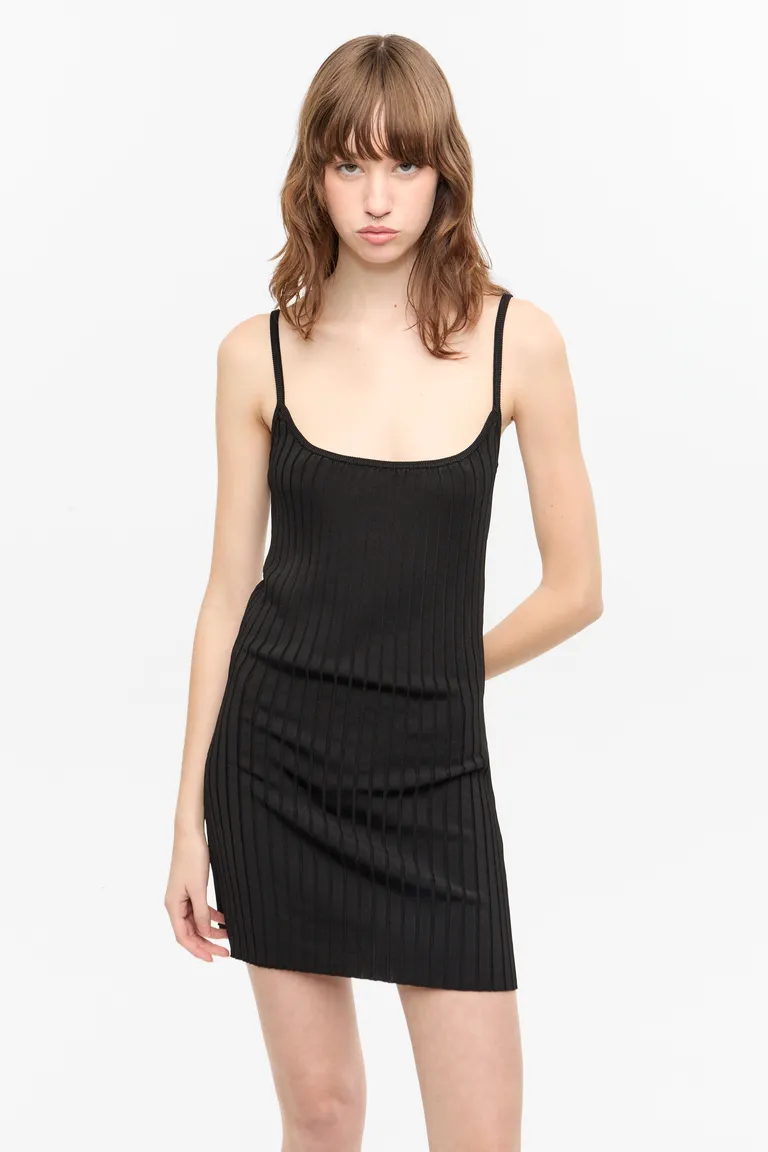 Vestido negro de punto acanalado con escote redondo profundo y largo a la segunda cadera de Ay Not Dead en Vestidos para argentina