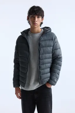 Campera acolchada ligera capucha de Pull&Bear en Abrigos y Camperas para argentina
