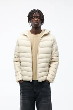 Campera acolchada ligera capucha de Pull&Bear en Abrigos y Camperas para argentina