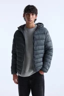 Campera acolchada ligera capucha de Pull&Bear en Abrigos y Camperas para argentina