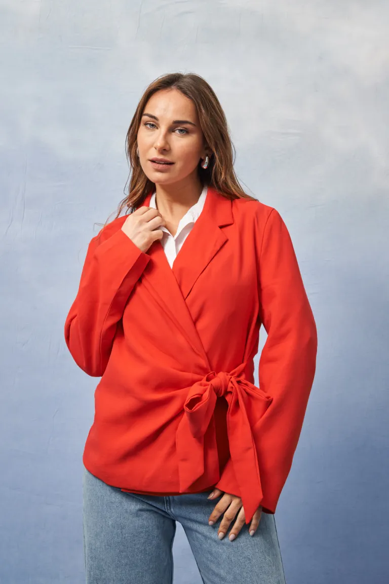 Blazer rojo de corte ajustado para mujer - Prenda versátil y de tendencia de Apricot en Blazers para argentina