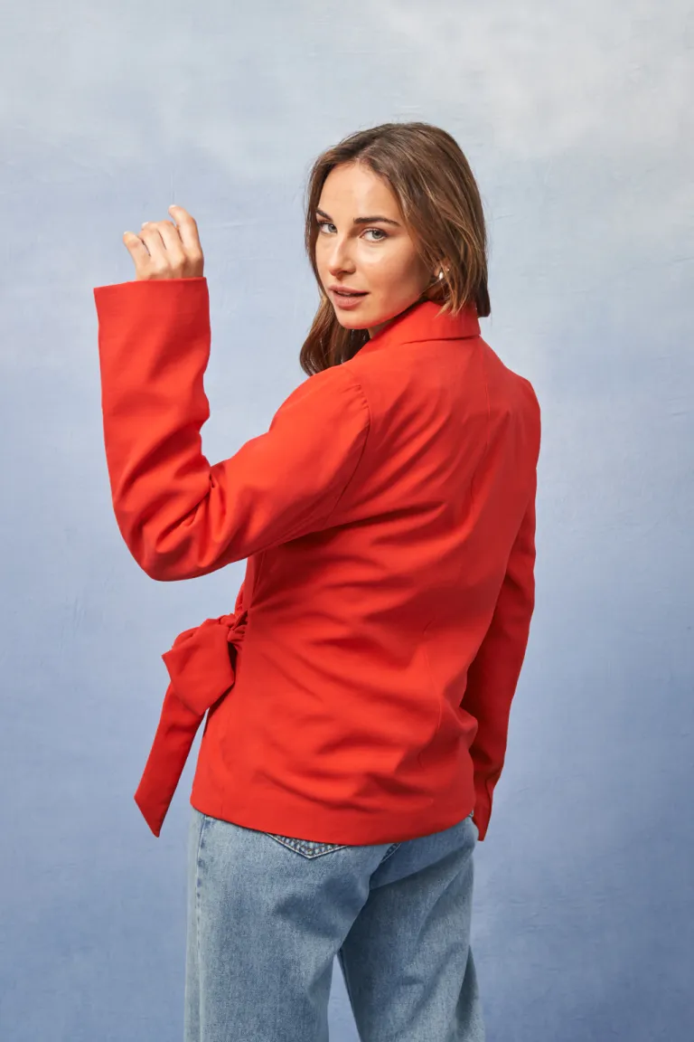Blazer rojo de corte ajustado para mujer - Prenda versátil y de tendencia de Apricot en Blazers para argentina