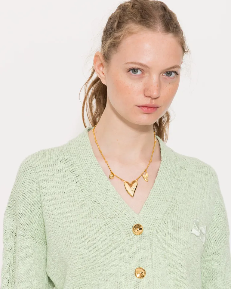 Collar cuore de diseño único con charms colgantes en baño de oro de Jazmin Chebar en Bijouterie para argentina