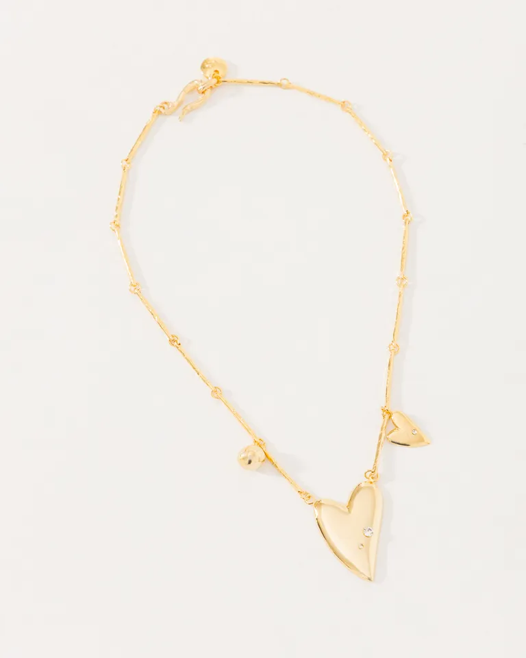 Collar cuore de diseño único con charms colgantes en baño de oro de Jazmin Chebar en Bijouterie para argentina