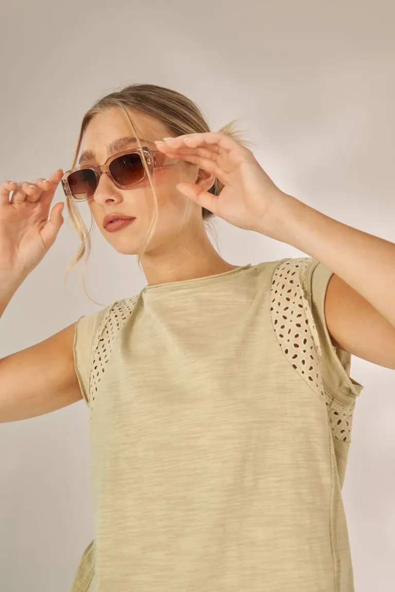 Remera beige con detalles únicos para mujer de Apricot en Remeras para argentina