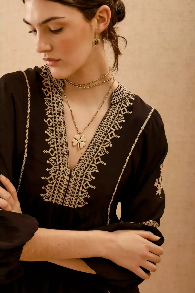 Vestido corto con mangas largas y bordado en tono contrastante de Rapsodia en Vestidos para argentina