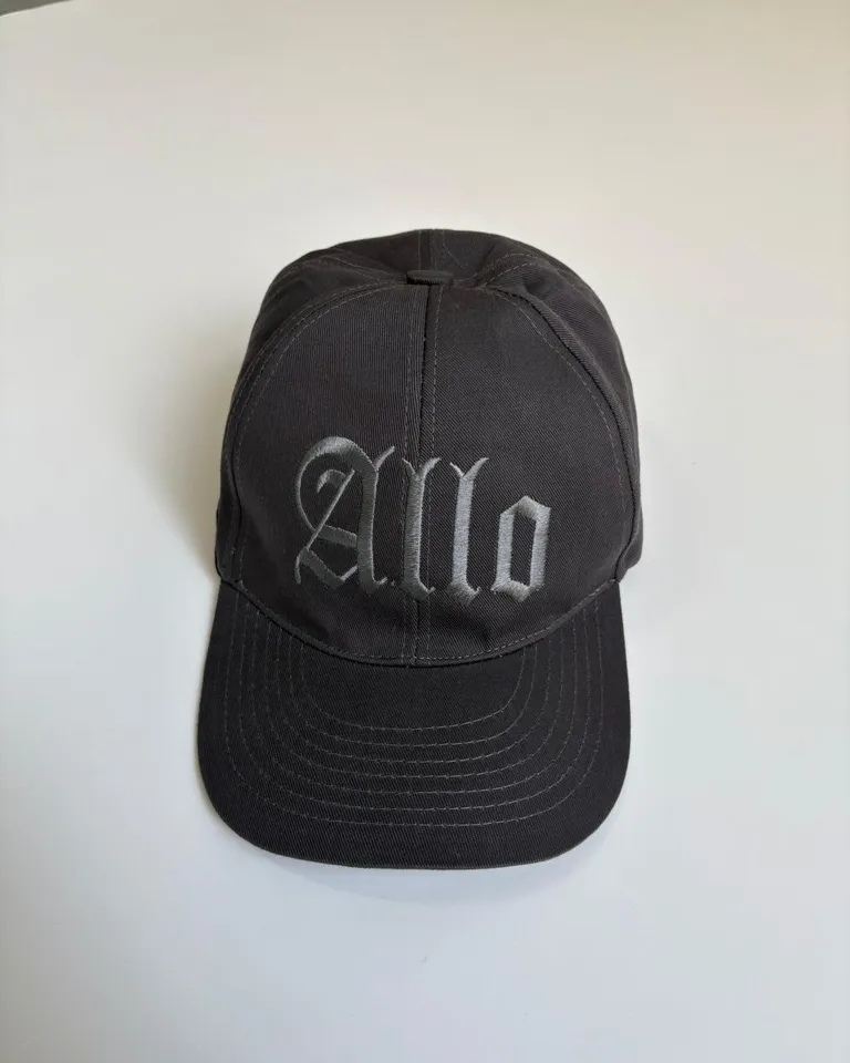 Gorra negra con bordado de la letra 'Allo' en el frente, un accesorio de moda para mujeres de Allo Martinez en Gorros y Sombreros para argentina