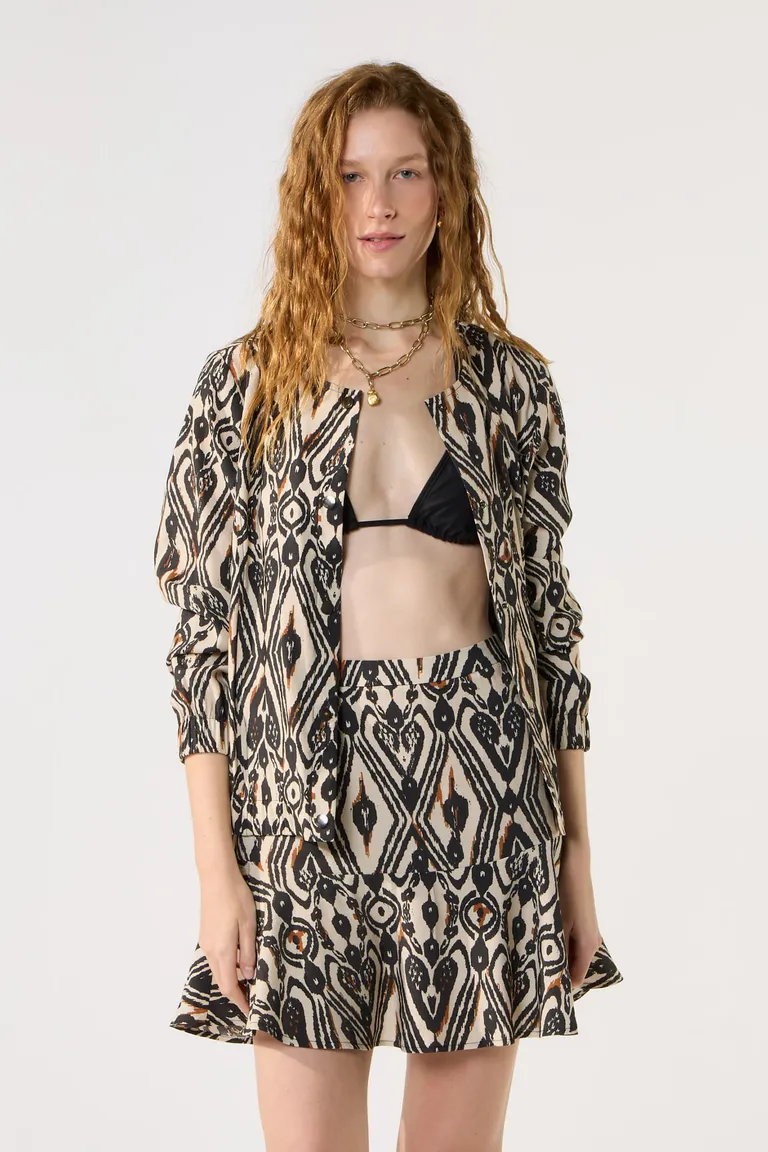 Falda mini estampada con faldón y vuelo, diseño femenino y versátil de Cuesta Blanca en Faldas para argentina