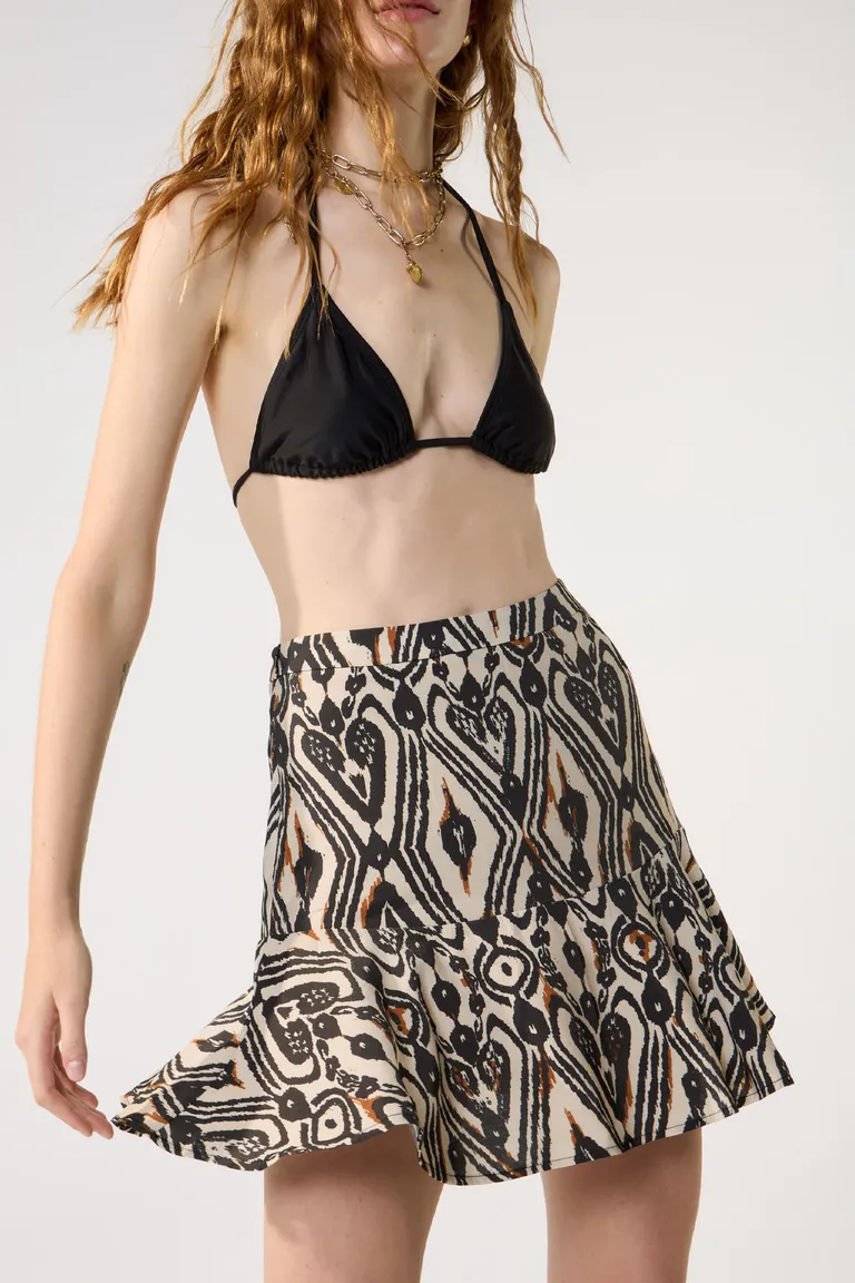 Falda mini estampada con faldón y vuelo, diseño femenino y versátil de Cuesta Blanca en Faldas para argentina