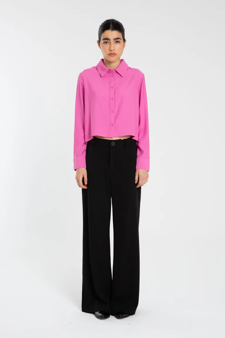 Elegante camisa rosa de mujer con cuello clásico y cartera con botones de Naíma en Camisas para argentina