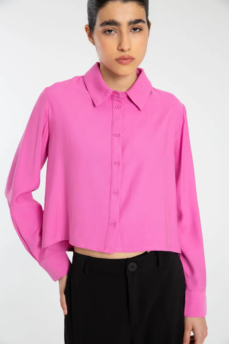 Elegante camisa rosa de mujer con cuello clásico y cartera con botones de Naíma en Camisas para argentina