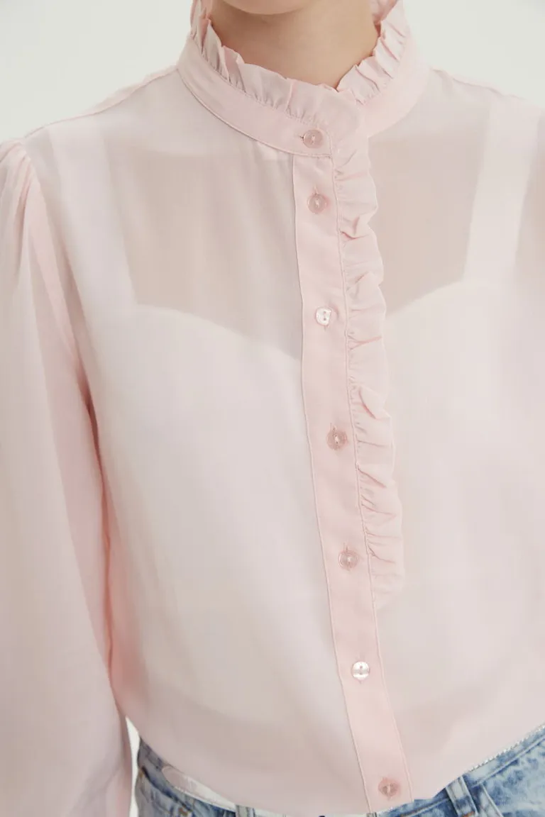 Blusa femenina con cuello mao volados frontales mangas largas con puño y volumen en hombros de Las Pepas en Blusas para argentina