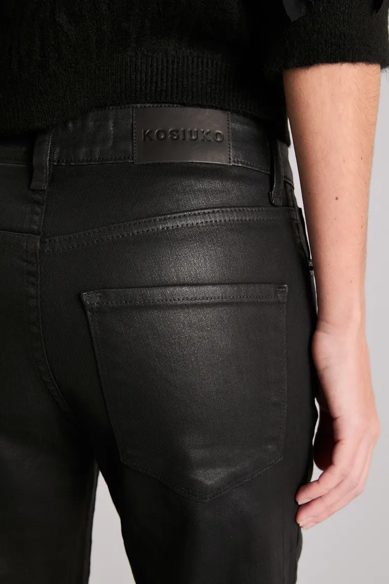 Pantalón de tiro medio con pierna acampanada en color negro de Kosiuko en Pantalones para argentina