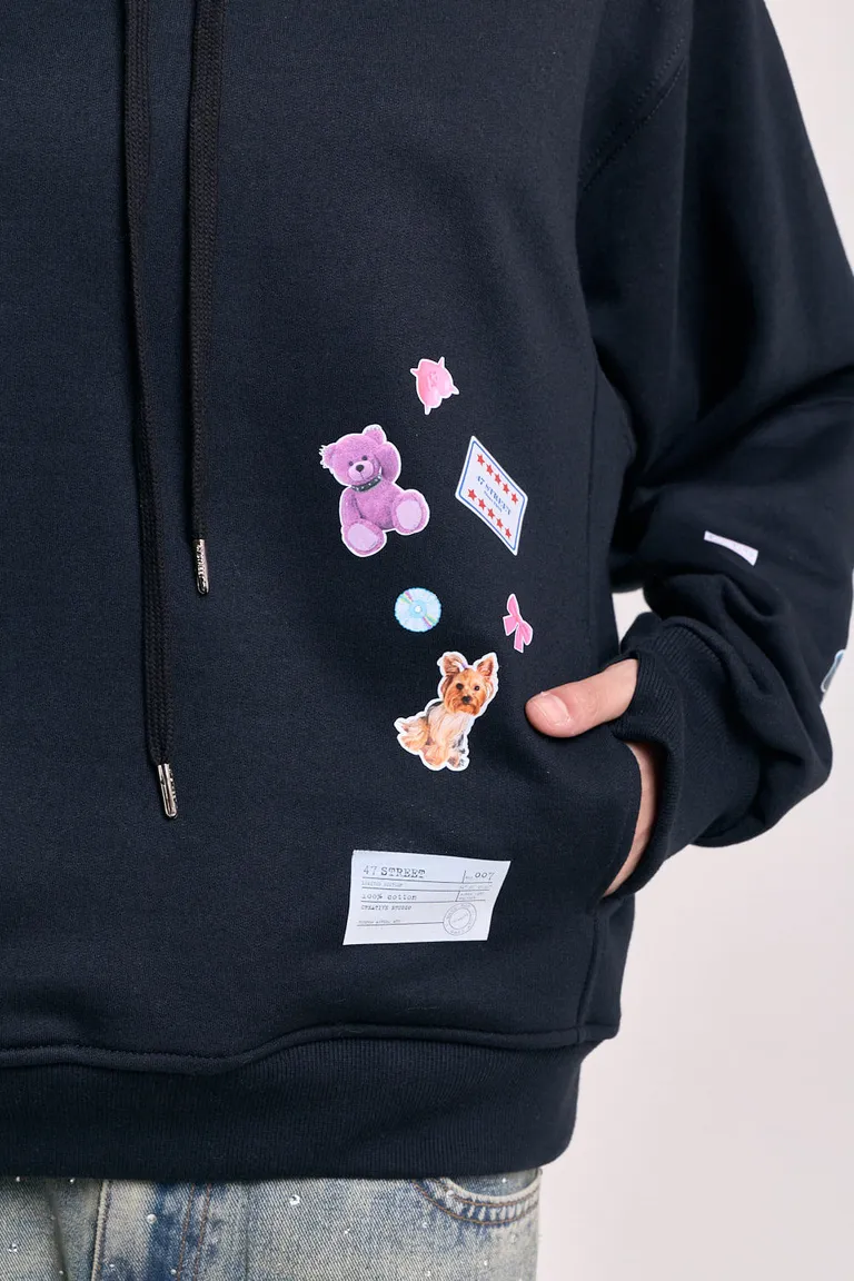 Buzo con capucha y bolsillo frontal con detalle de parches estampados estilo stickers de 47 Street en Buzos y Sweaters para argentina