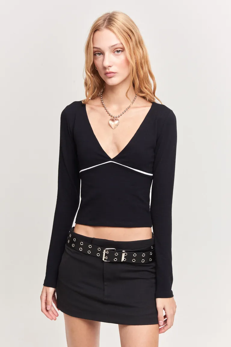 Remera negra de mangas largas con diseño elegante y versátil para mujer de 47 Street en Remeras para argentina