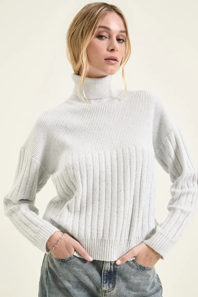 Sweater de cuello alto tejido con detalles brillantes y puños ajustados en mangas y cintura de Cuesta Blanca en Buzos y Sweaters para argentina
