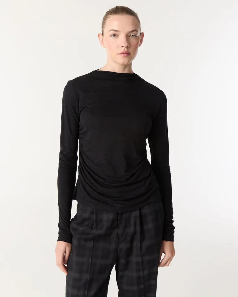 Remera de manga larga con cuello alto y detalles de frunces laterales de Furzai en Remeras para argentina