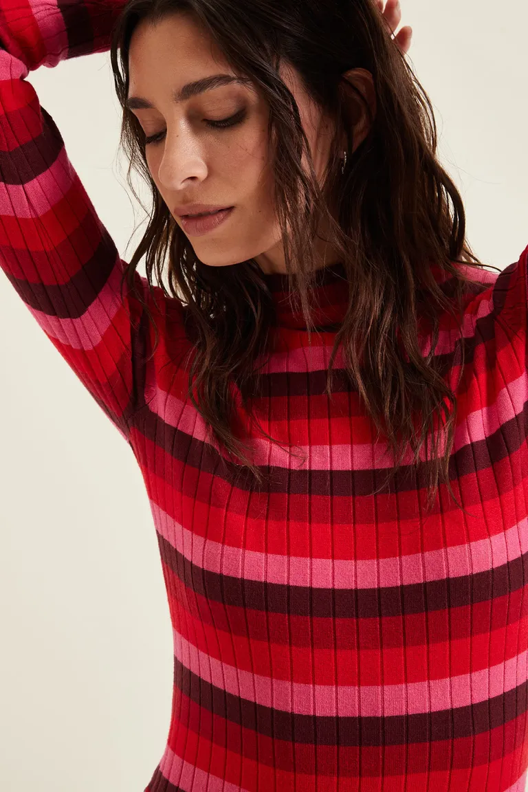 Polera de manga larga a rayas con cuello alto y calce entallado de Cuesta Blanca en Remeras para argentina