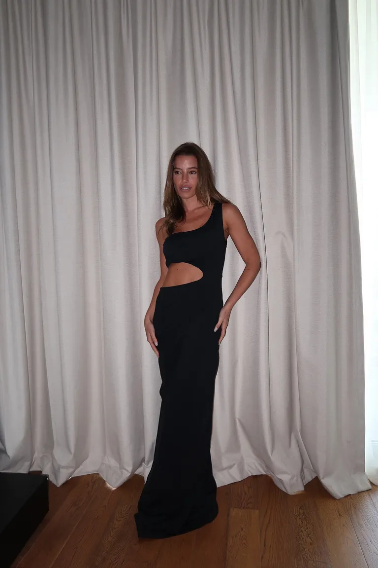 Vestido de un solo hombro en negro, diseño ceñido y elegante para ocasiones especiales de Naíma en Vestidos para argentina