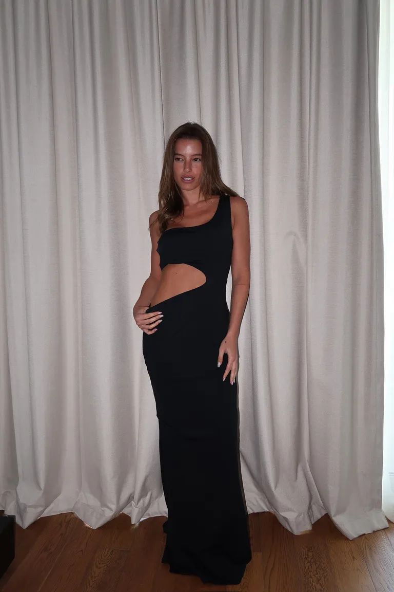 Vestido de un solo hombro en negro, diseño ceñido y elegante para ocasiones especiales de Naíma en Vestidos para argentina