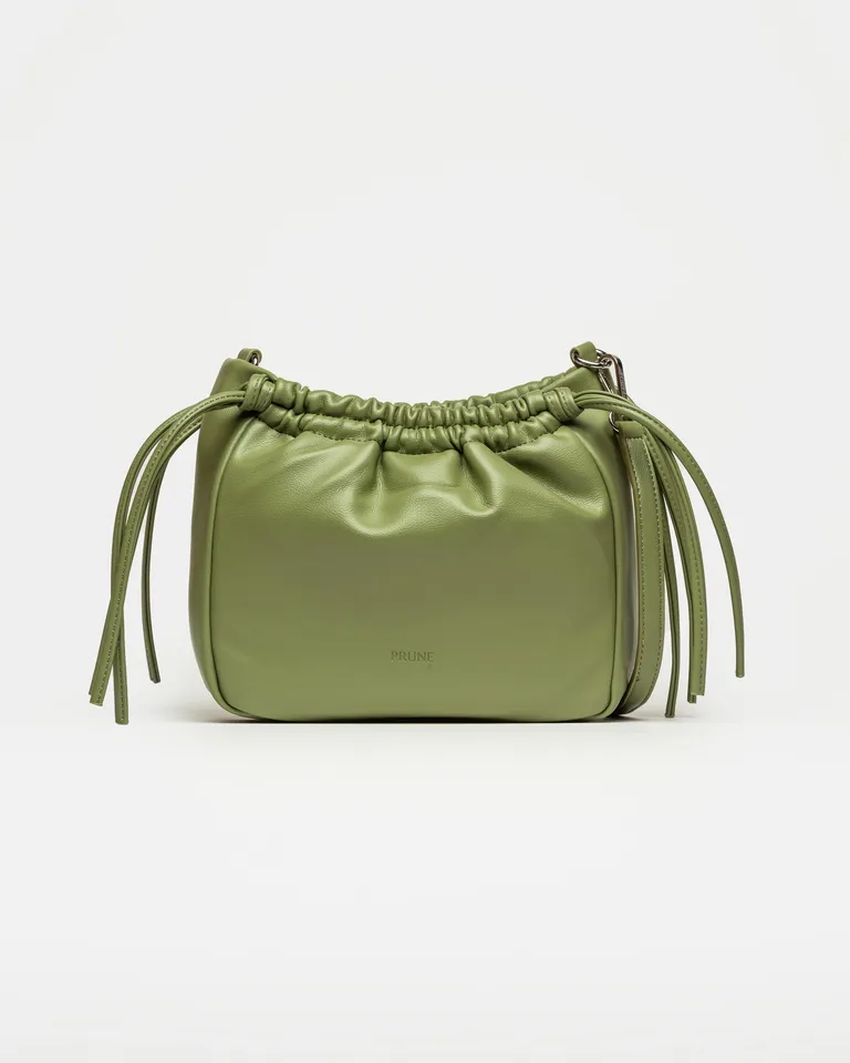 Bandolera en efecto cuero liso con cierre de broche magnético y paleta de gran impacto visual de Prüne en Bolsos y Carteras para argentina