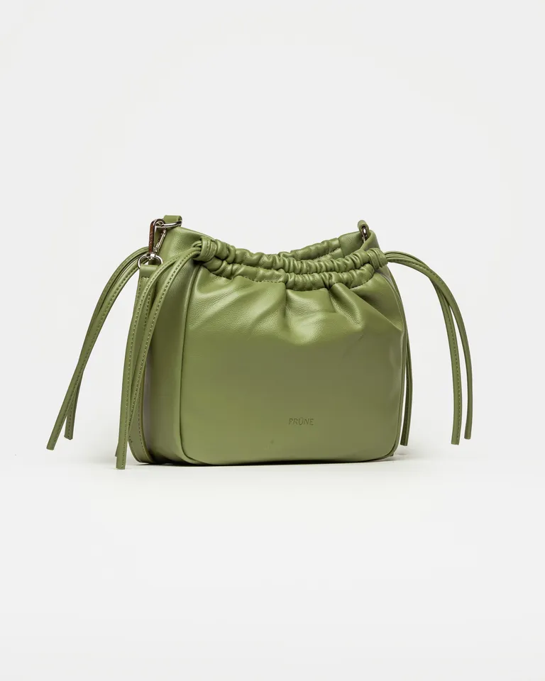 Bandolera en efecto cuero liso con cierre de broche magnético y paleta de gran impacto visual de Prüne en Bolsos y Carteras para argentina