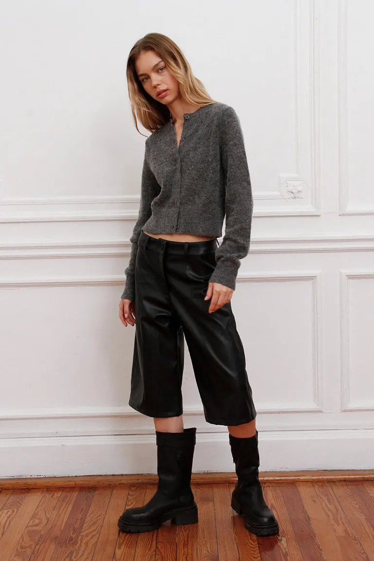 Cardigan de mujer entallado con cierre de botones y largo a la cintura de Sofia Sarkany en Buzos y Sweaters para argentina