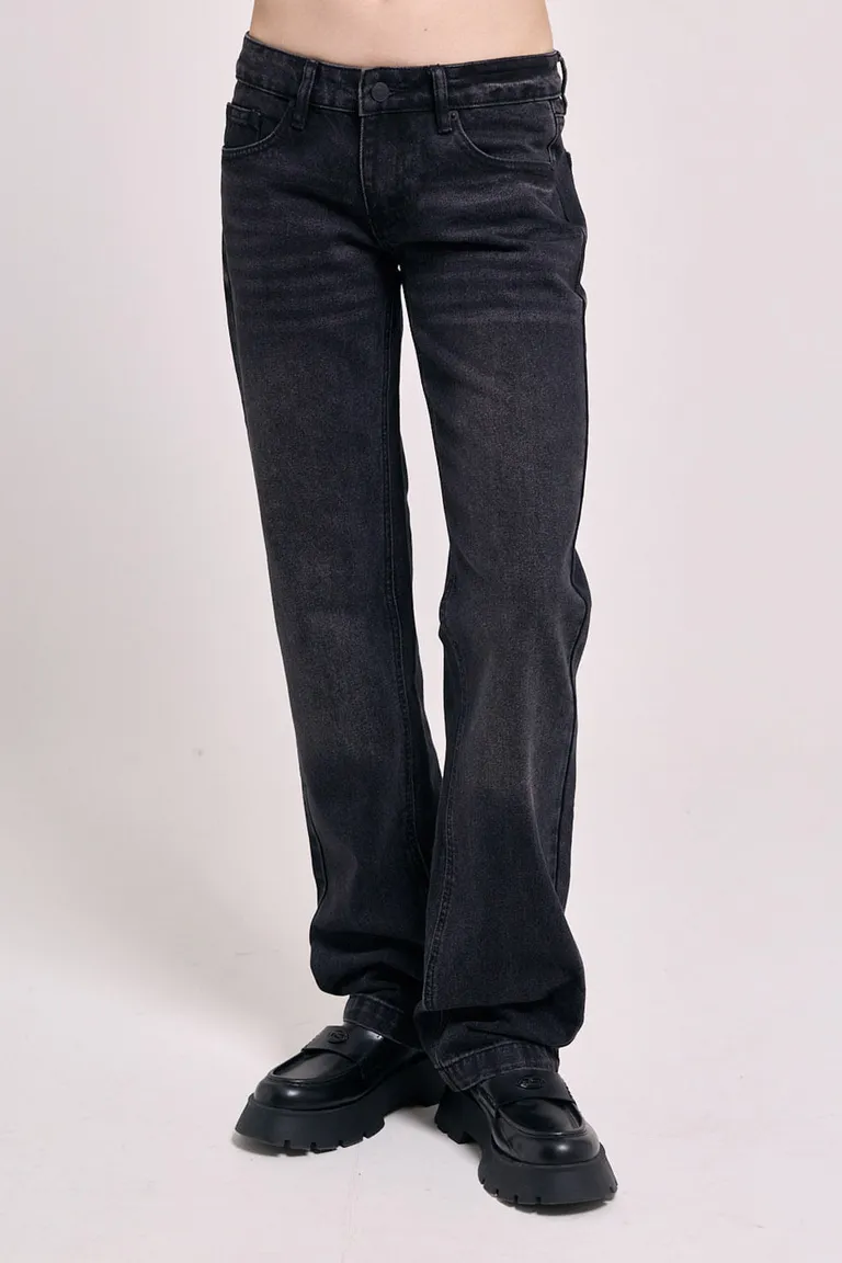 Jean de tiro bajo con diseño recto de cinco bolsillos y acabado con lavado gastado de 47 Street en Pantalones para argentina