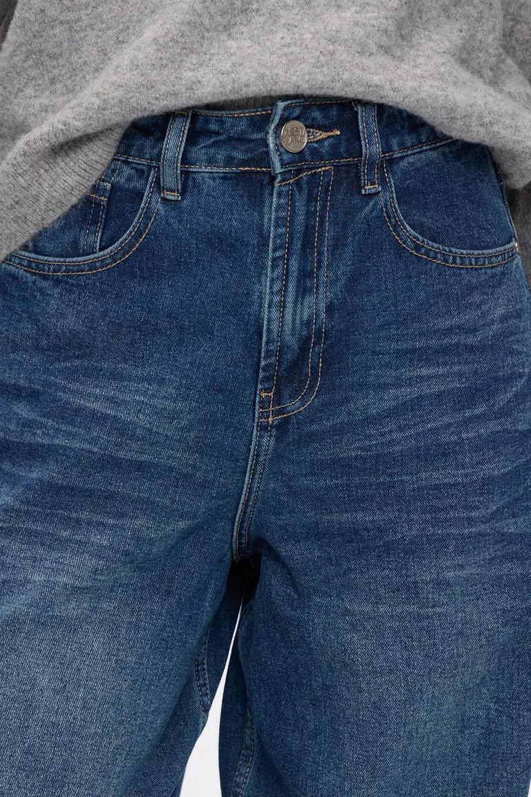 Pantalón de jean recto de tiro medio con lavado localizado y cierre frontal de Cuesta Blanca en Pantalones para argentina