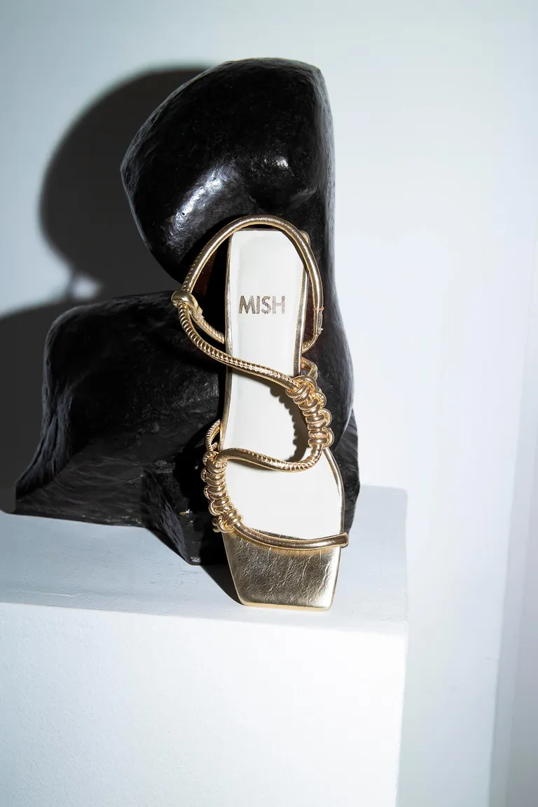 Sandalia dorada con tiras cruzadas y taco de 5 cm de Mishka en Sandalias para argentina