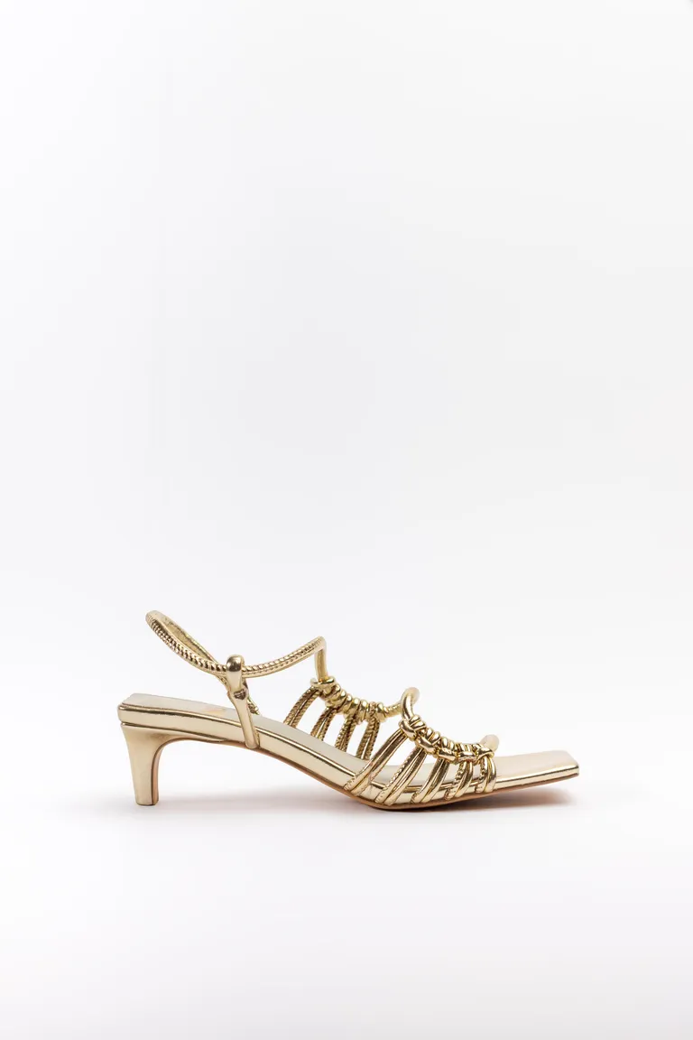 Sandalia dorada con tiras cruzadas y taco de 5 cm de Mishka en Sandalias para argentina