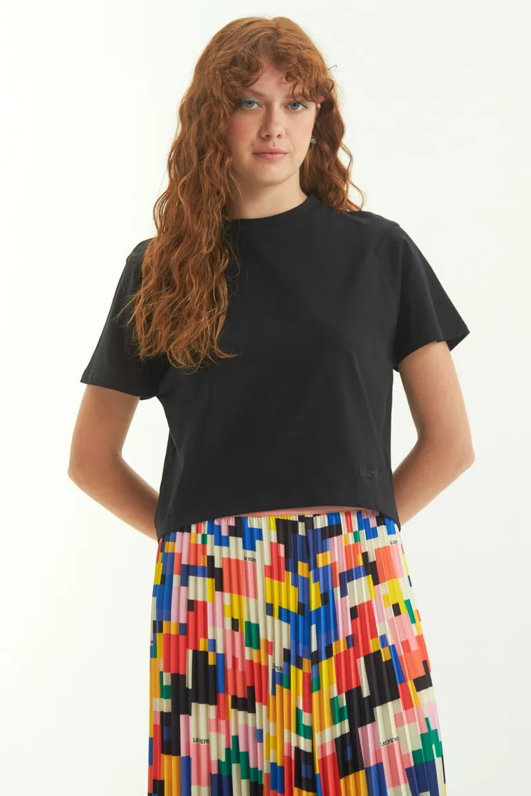 Cómoda remera de corte recto con bordado a tono y grifa en la nuca de Las Pepas en Remeras para argentina