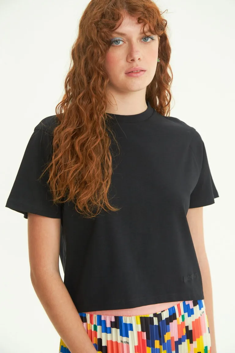 Cómoda remera de corte recto con bordado a tono y grifa en la nuca de Las Pepas en Remeras para argentina