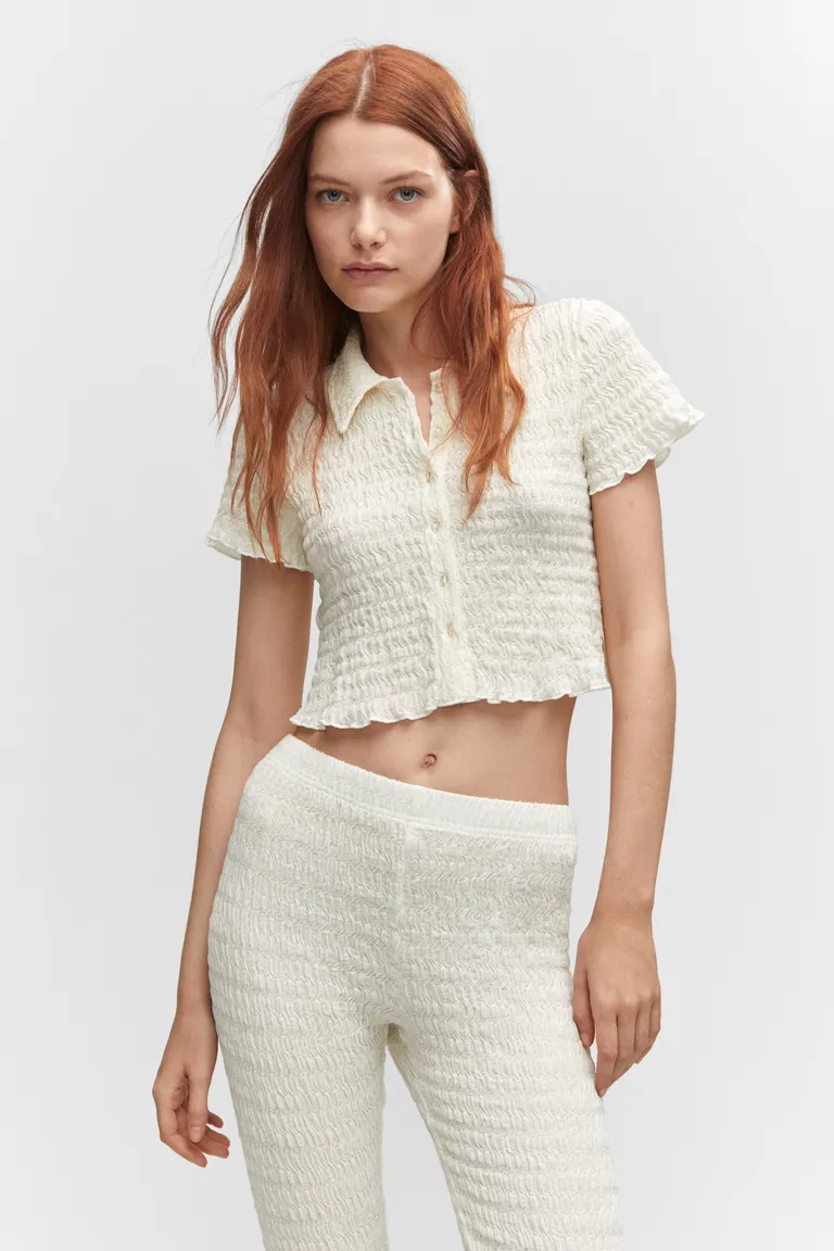 Pantalón textura acampanado de Mango en Pantalones para argentina