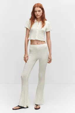 Pantalón textura acampanado de Mango en Pantalones para argentina