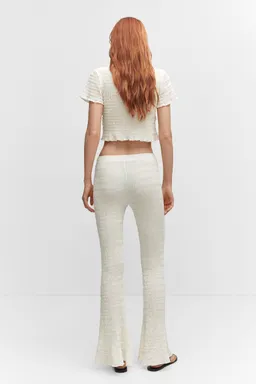 Pantalón textura acampanado de Mango en Pantalones para argentina
