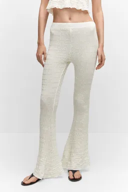 Pantalón textura acampanado de Mango en Pantalones para argentina